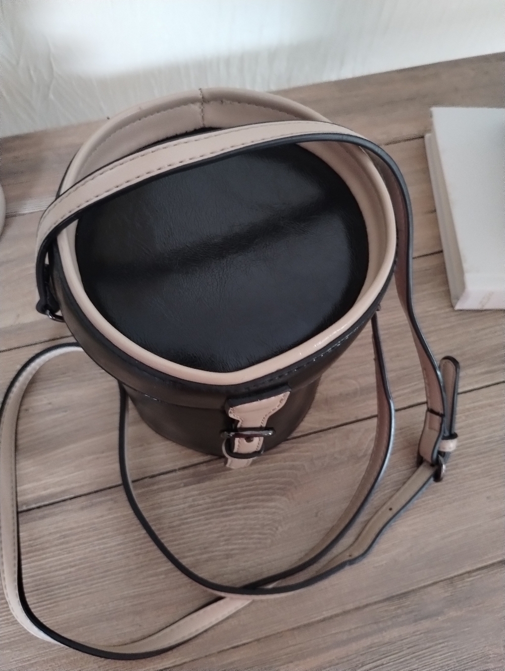 Classic Black & Cream Bucket Drum Style Crossbody Bag - Picture 4 of 8